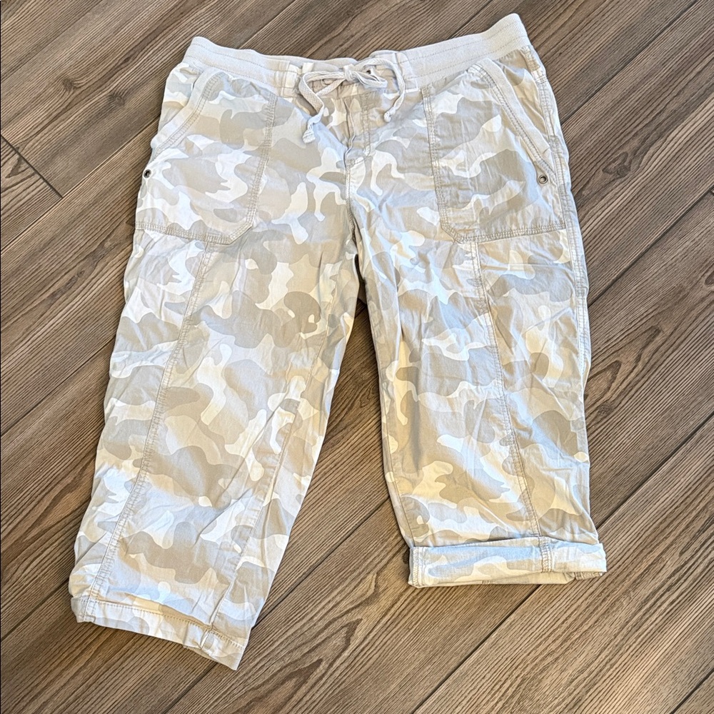 Natural Reflections Camouflage Women Shorts Bermudas/capri
